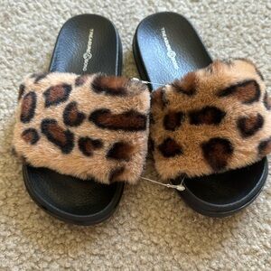 Treasure and Bond kids leopard slides size 2